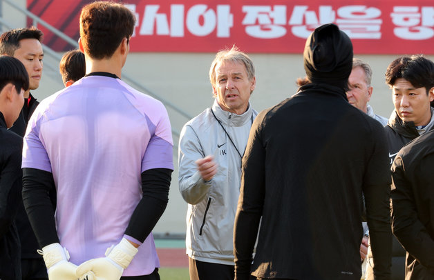 위르겐 클린스만 대한민국 축구대표팀 감독이 14일 오후 서울 양천구 목동운동장에서 2026 국제축구연맹(FIFA) 북중미 월드컵 아시아 지역 2차 예선을 앞두고 훈련 전 선수들과 미팅을 하고 있다. 클린스만호는 오는 16일 서울월드컵경기장에서 싱가포르, 21일 중국 선전 유니버시아드 스포츠센터에서 중국과 경기를 치를 예정이다. 2023.11.14 뉴스1