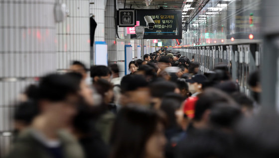 서울 지하 사당역에서 시민들이 출근하고 있다. ⓒ News1