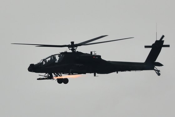 13일 군산 앞바다에서 육군작전사령부 소속 대형공격헬기 아파치 가디언(AH-64E)에서 공대지 미사일인 헬파이어 미사일을 발사하고 있다. (육군 제공) 2017.11.13/뉴스1