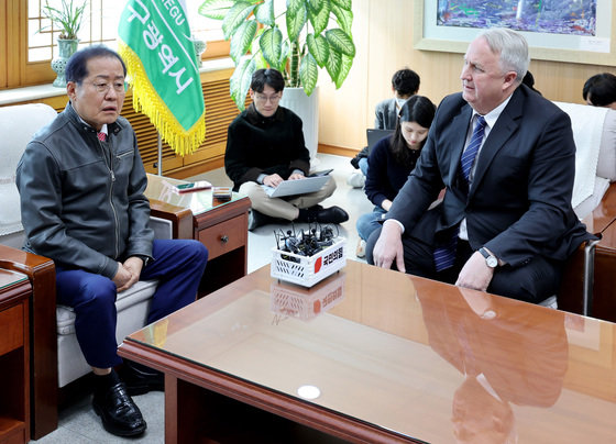 인요한 국민의힘 혁신위원장이 8일 오전 대구 북구 대구시청 산격청사를 찾아 홍준표 대구시장과 면담하고 있다. 2023.11.8/뉴스1