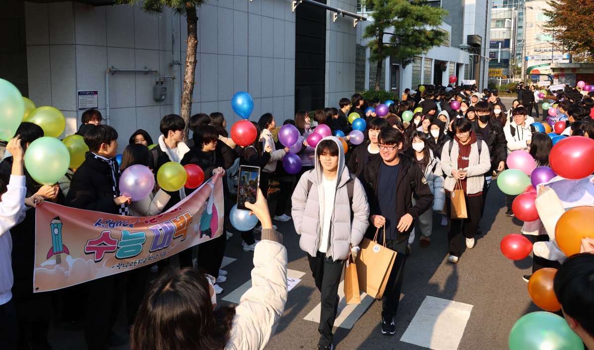 서울 광진구 광남고에서는 고3선배들을 응원하는 ‘장행식’이 열려습니다. 수험생들이 수험표를 받고 귀가하는 길을 선생님들과 후배들이 박수로 격려하고 있네요. / 사진공동취재단