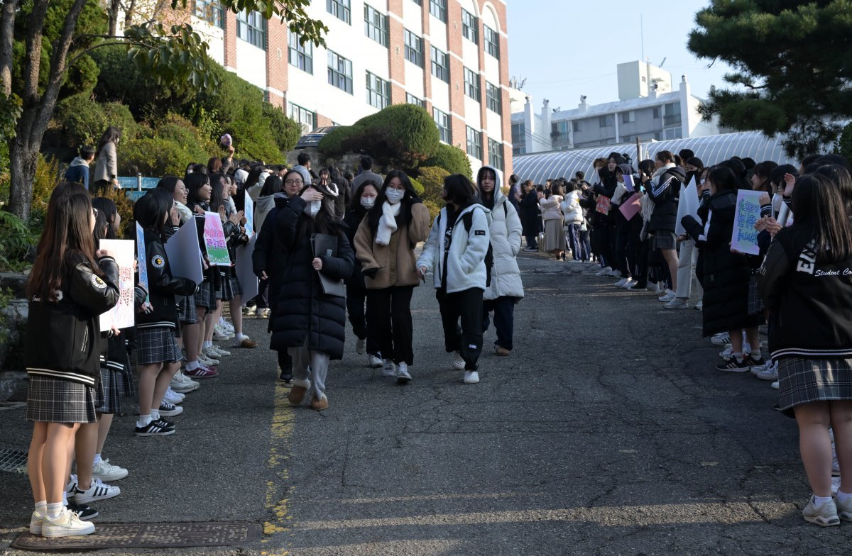서울 은광여고에서도 후배들이 교문앞까지 도열해 수험생 선배들을 응원했습니다. / 사진공동취재단