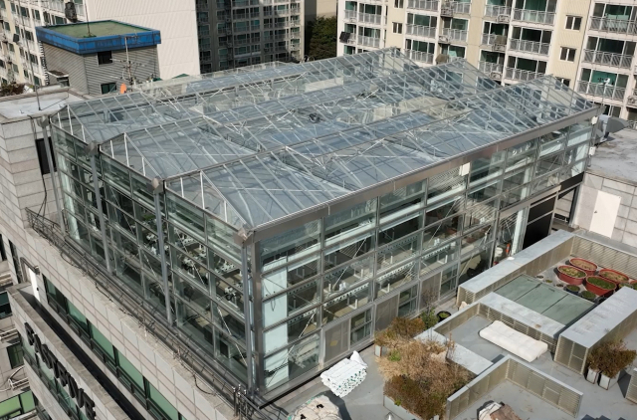 서울 성동구 건물 옥상에 마련된 옥상 온실. 한국기계연구원 제공