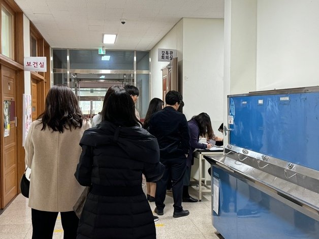 15일 오후 3시께 인천시 남동구 문일여자고등학교에 감독관 회의를 하러 온 교사들이 회의실로 들어가고 있다.2023.11.15 ⓒ News1