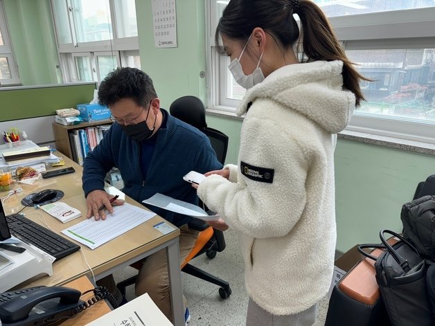 15일 오후 2시께 인천시 남동구 문일여자고등학교에 반수생 유모씨(19)가 수험표를 받고 있다.2023.11.15 ⓒ News1