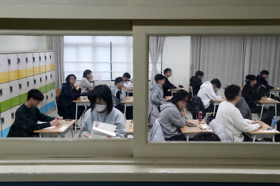 2024학년도 대학수학능력시험이 치러진 16일 서울 용산고등학교에서 수험생들이 시험을 준비하고 있다. 2023.11.16/뉴스1