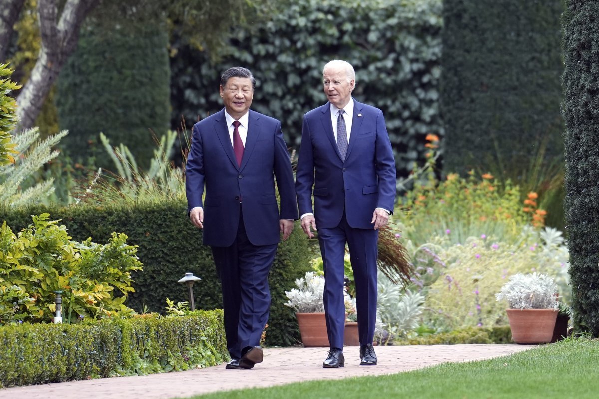 조 바이든 미국 대통령과 시진핑 중국 국가주석이 15일(현지시간) 캘리포니아주 샌프란시스코 우드사이드 인근의 파이롤리 에스테이트에서 APEC 정상회의 중 1년 만에 회담을 마친 뒤 산책을 하고 있다. 2023.11.16. AP/뉴시스