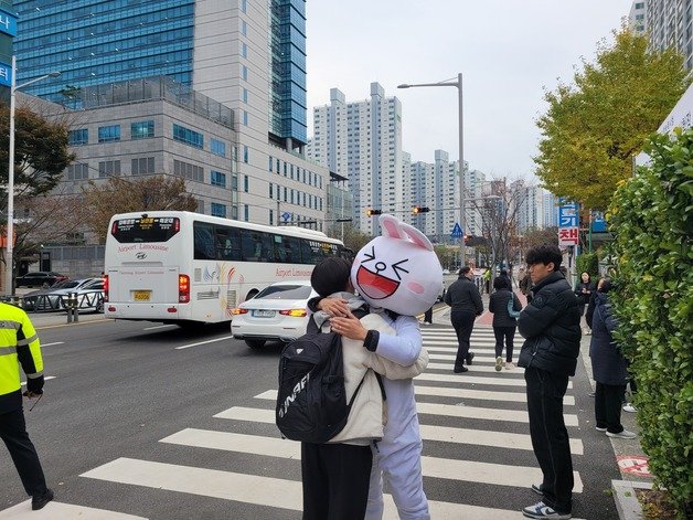 2024 대학수학능력시험이 치러진 16일 부산 해운대구 부흥고등학교 앞에서 토끼 인형 탈을 쓴 인근 학원교사가 수험생을 격려하고 있다. 뉴스1