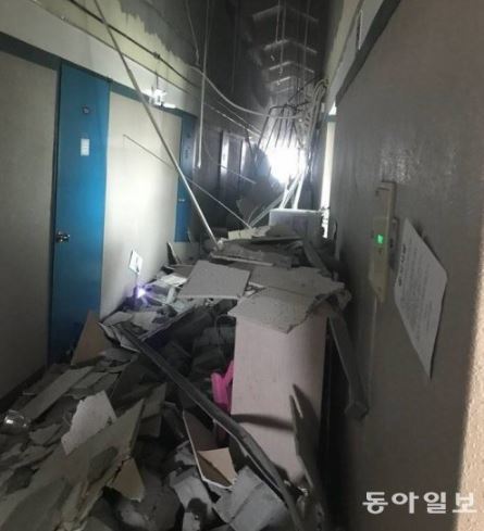 경북 포항 북구 북쪽 6km 지역에서 발생한 규모 5.4 지진으로 북구 한 건물 천장이 무너져 내렸다.