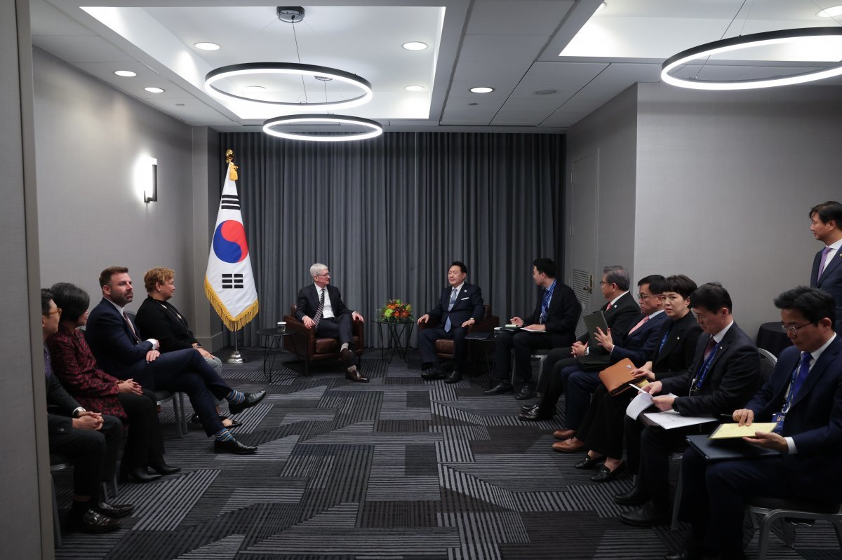 아시아태평양경제협력체(APEC) 정상회의 참석차 미국을 방문한 윤석열 대통령이 15일(현지시간) 샌프란시스코 한 호텔에서 팀쿡 애플 최고경영자(CEO)를 접견, 환담하고 있다.  2023.11.16.대통령실 제공