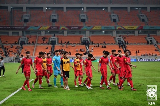 15일 오후 인도네시아 자카르타 인터내셔널 스타디움에서 열린 2023 국제축구연맹(FIFA) 17세 이하(U-17) 월드컵 조별예선 2차전 대한민국과 프랑스의 경기, 0:1로 패배한 한국 선수들이 아쉬워하고 있다. 대한축구협회 제공 2023.11.15 뉴스1