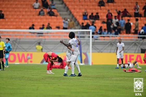 15일 오후 인도네시아 자카르타 인터내셔널 스타디움에서 열린 2023 국제축구연맹(FIFA) 17세 이하(U-17) 월드컵 조별예선 2차전 대한민국과 프랑스의 경기, 0:1로 패배한 한국 선수들이 아쉬워하는 가운데 승리를 거둔 프랑스 선수들이 기뻐하고 있다. 대한축구협회 제공 2023.11.15 뉴스1