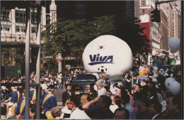 권오성 회장은 2002년 한일 월드컵의 글로벌 붐을 일으키기 위해 실제 축구공과 같은 디자인의 대형 볼을 제작해 미국 거리에서 퍼레이드 행사를 펼쳤다. 비바스포츠 제공