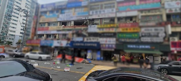 16일 낮 12시33분쯤 창원시 성산구 남양동의 한 아파트 상가에서 원인을 알 수 없는 폭발이 발생해 5명이 다쳤다. 사진은 사고 현장 모습.(창원소방본부 제공)