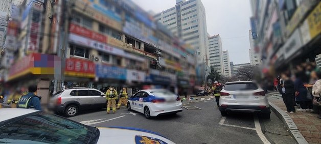 16일 낮 12시33분쯤 창원시 성산구 남양동 한 아파트 상가 3층 식당에서 폭발이 발생했다. 사진은 사고 현장 모습.(창원소방본부 제공)