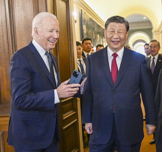조 바이든 미국 대통령과 시진핑 중국 국가주석이 15일(현지시간) 캘리포니아주 샌프란시스코에서 미중 정상회담을 실시한 가운데, 바이든 대통령은 시 주석이 38년 전  ‘금문교’(골든게이트브리지)를 배경으로 찍은 사진을 휴대폰으로 보여주고 있는 모습. 화춘잉 중국 외교부 대변인 엑스 갈무리