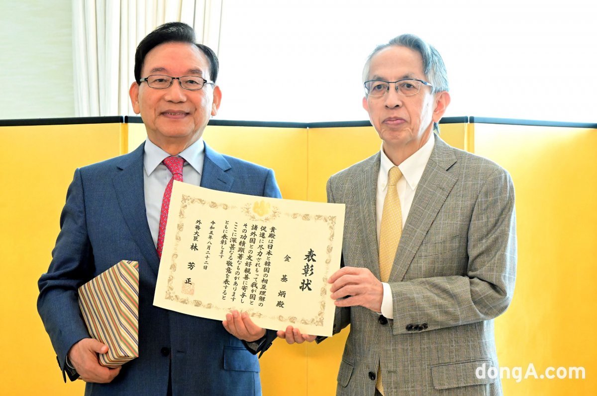 김기병 롯데관광개발 회장(왼쪽)과 아이보시 고이치 주한 일본대사가 주한일본대사관 관저에서 기념사진을 촬영하고 있다.
