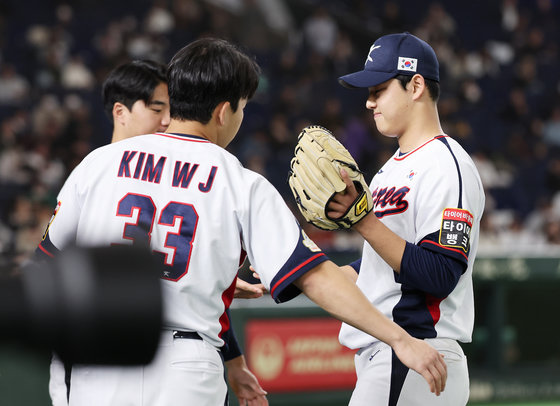 16일 오후 일본 도쿄돔에서 열린 ‘2023 아시아프로야구챔피언십(APBC)’ 대한민국과 호주의 경기 6회초 2사 1루 상황, 대한민국 선발 문동주가 마운드를 내려오고 있다. 2023.11.16/뉴스1