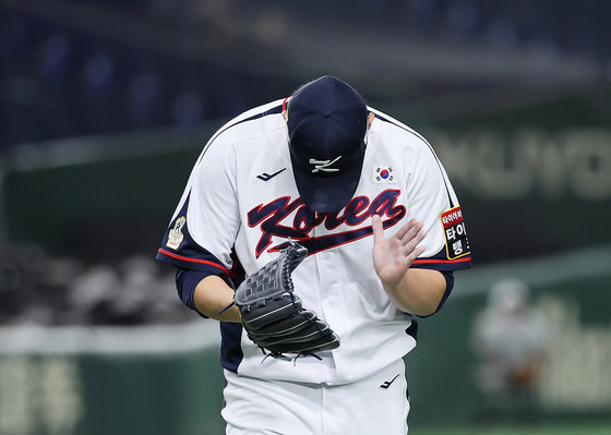 16일 오후 일본 도쿄돔에서 열린 ‘2023 아시아프로야구챔피언십(APBC)’ 대한민국과 호주의 경기 7회 2사 만루 상황을 넘긴 대한민국 최지민이 손뼉을 치고 있다. 2023.11.16/뉴스1