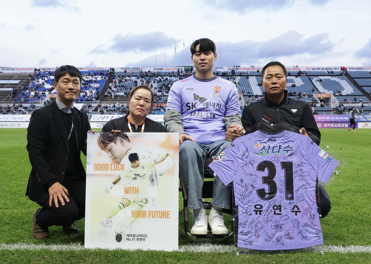 지난 11일 제주월드컵경기장에서 은퇴식을 치른 유연수와 가족. 한국프로축구연맹 제공