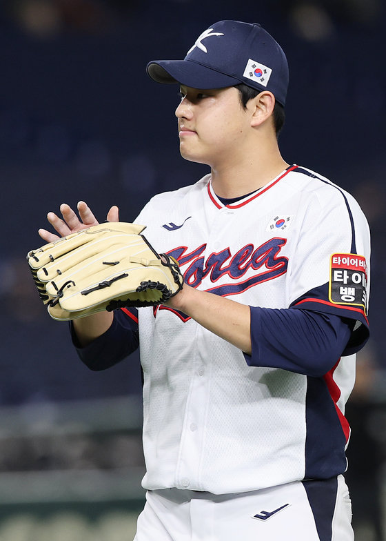 16일 오후 일본 도쿄돔에서 열린 ‘2023 아시아프로야구챔피언십(APBC)’ 대한민국과 호주의 경기 6회초 2사 1루 상황, 대한민국 선발 문동주가 마운드를 내려오고 있다. 2023.11.16 뉴스1