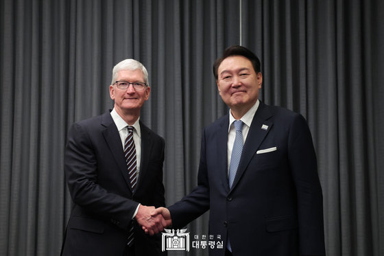 아시아태평양경제협력체(APEC) 정상회의 참석을 위해 미국을 방문한 윤석열 대통령이 15일(현지시간) 샌프란시스코의 한 호텔에서 팀 쿡 애플 CEO를 접견하며 기념촬영을 하고 있다. (대통령실 홈페이지) 2023.11.16