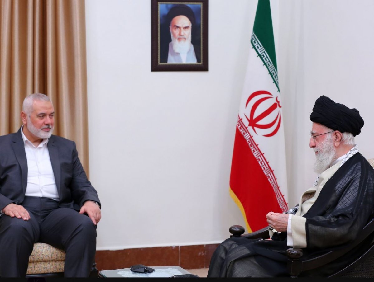 올 6월 이란 최고지도자 야아톨라 알리 하메네이(오른쪽)가 수도 테헤란을 방문한 팔레스타인 무장단체 하마스 정치 지도자 이스마일 하니예와 대화하고 있다. 하니예는 이달 초에도 테헤란에서 하메네이와 만난 것으로 알려졌다. 사진 출처 이란 최고지도자실 홈페이지