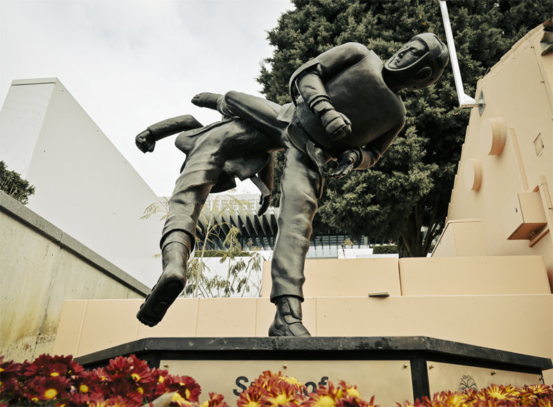 뒤돌려차기를 하는 역동적인 모습의 동상. 세계태권도연맹 제공