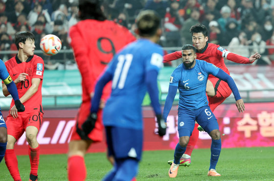 대한민국 축구대표팀 손흥민이 16일 서울 마포구 서울월드컵경기장에서 열린 2026 FIFA 북중미 월드컵 아시아 지역 2차 예선 C조 조별리그 대한민국과 싱가포르의 경기에서 팀의 세 번째 골을 터뜨리고 있다. 2023.11.16/뉴스1 ⓒ News1