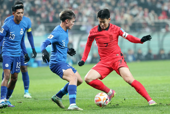 대한민국 축구대표팀 손흥민이 16일 서울 마포구 서울월드컵경기장에서 열린 2026 FIFA 북중미 월드컵 아시아 지역 2차 예선 C조 조별리그 대한민국과 싱가포르의 경기에서 돌파하고 있다. 2023.11.16/뉴스1 ⓒ News1