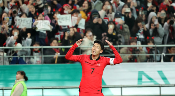 대한민국 축구대표팀 손흥민이 16일 서울 마포구 서울월드컵경기장에서 열린 2026 FIFA 북중미 월드컵 아시아 지역 2차 예선 C조 조별리그 대한민국과 싱가포르의 경기에서 팀의 세 번째 골을 터뜨린 후 관중석을 향해 호응을 유도하고 있다. 2023.11.16/뉴스1 ⓒ News1