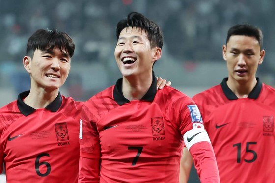 16일 서울 마포구 서울월드컵경기장에서 열린 2026 FIFA 북중미 월드컵 아시아 지역 2차 예선 C조 조별리그 대한민국과 싱가포르의 경기에서 손흥민이 슛을 성공시킨 뒤 동료들과 기쁨을 나누고 있다. 2023.11.16/뉴스1 ⓒ News1