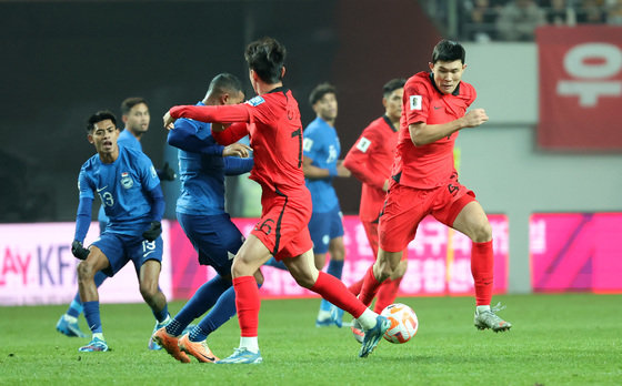 대한민국 축구대표팀 김민재가 16일 서울 마포구 서울월드컵경기장에서 열린 2026 FIFA 북중미 월드컵 아시아 지역 2차 예선 C조 조별리그 대한민국과 싱가포르의 경기에서 수비하고 있다. 2023.11.16 뉴스1