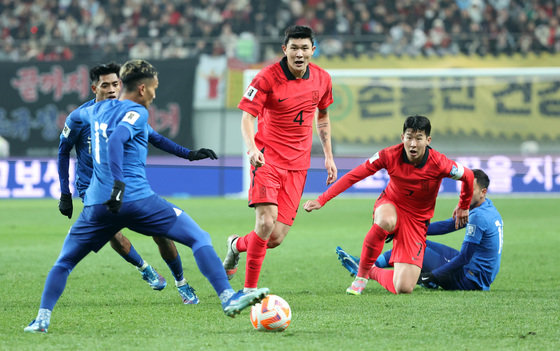 대한민국 축구대표팀 김민재와 손흥민이 16일 서울 마포구 서울월드컵경기장에서 열린 2026 FIFA 북중미 월드컵 아시아 지역 2차 예선 C조 조별리그 대한민국과 싱가포르의 경기에서 수비하고 있다. 2023.11.16 뉴스1