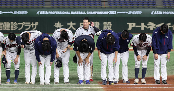 16일 오후 일본 도쿄돔에서 열린 ‘2023 아시아프로야구챔피언십(APBC)’ 대한민국과 호주의 경기에서 승리를 거둔 대한민국 노시환을 비롯한 선수들이 야구팬들에게 인사하고 있다. 2023.11.16 뉴스1