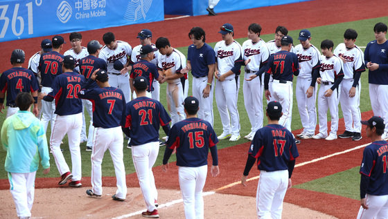 5일 중국 항저우 인근 사오싱 야구 스포츠 문화센터에서 열린 2022 항저우 아시안게임 야구 슈퍼라운드 대한민국과 일본의 경기에서 김형준을 비롯한 한국 선수들이 2대 0으로 승리한 후 일본 선수들과 인사하고 있다. 2023.10.5 뉴스1