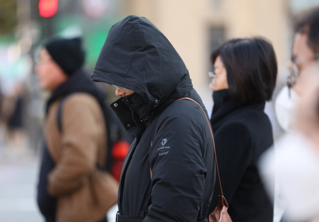 초겨울 추위가 기승을 부리는 17일 오전 서울 종로구 세종대로 사거리에서 시민들이 두꺼운 외투를 입고 걸어가고 있다. 기상청은 이날 경기 서해안과 충남 지역을 시작으로 서울을 비롯한 내륙 대부분 지역에 눈이나 비가 내린다고 예보했다. 2023.11.17 뉴스1