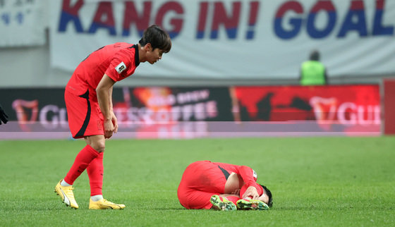 대한민국 축구대표팀 손흥민이 16일 서울 마포구 서울월드컵경기장에서 열린 2026 FIFA 북중미 월드컵 아시아 지역 2차 예선 C조 조별리그 대한민국과 싱가포르의 경기에서 발목을 부여잡은 채 고통을 호소하고 있다. 2023.11.16 뉴스1