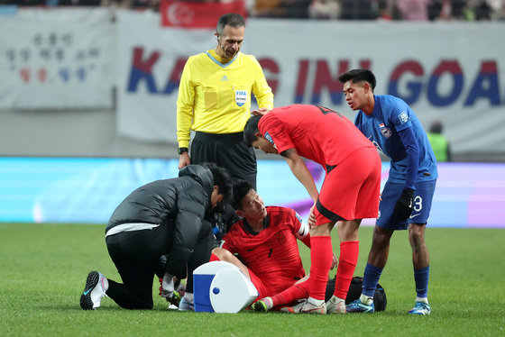 대한민국 축구대표팀 손흥민이 16일 서울 마포구 서울월드컵경기장에서 열린 2026 FIFA 북중미 월드컵 아시아 지역 2차 예선 C조 조별리그 대한민국과 싱가포르의 경기에서 발목 통증을 호소하던 중 싱가포르 선수와 신경전을 펼치고 있다. 2023.11.16 뉴스1