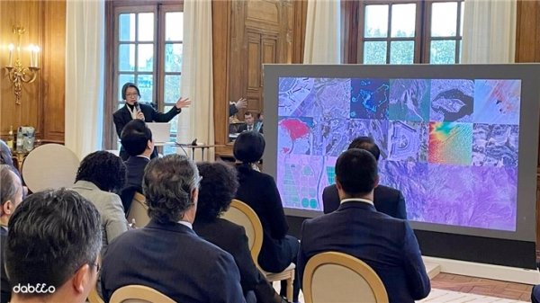 이수경 다비오 신사업전략 이사가 프랑스 파리에서 개최된 행사에 참석해 기후변화 대응을 위한 기술 소개 발표를 진행하고 있다.