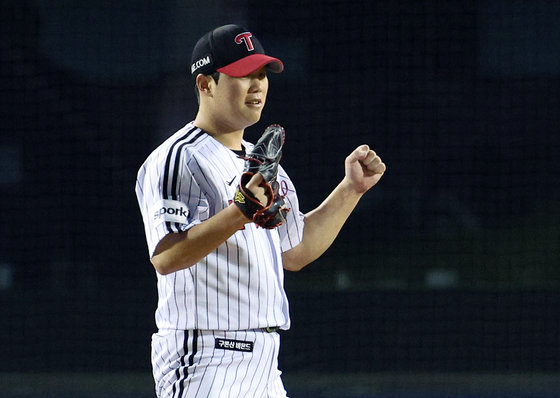 13일 오후 서울 송파구 올림픽로 잠실야구장에서 열린 프로야구 ‘2023 신한은행 SOL KBO 포스트시즌’ 한국시리즈 5차전 LG 트윈스와 kt 위즈의 경기 7회말 2사 주자 1루 상황 LG 함덕주가 kt 박병호를 삼진으로 잡으며 이닝을 마무리, 기뻐하고 있다. 2023.11.13/뉴스1