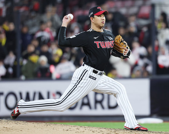 10일 오후 경기도 수원시 장안구 수원KT위즈파크에서 열린 ‘2023 신한은행 SOL KBO 포스트시즌’ 한국시리즈 3차전 kt 위즈와 LG 트윈스의 경기 5회말 등판한 LG 정우영이 역투하고 있다. 2023.11.10/뉴스1