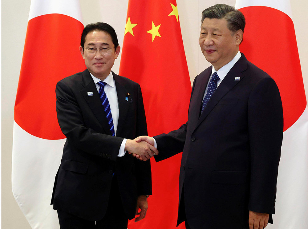 기시다 후미오(왼쪽) 일본 총리와 시진핑 중국 국가주석이 16일(현지시각) 미 캘리포니아주 샌프란시스코에서 양자회담에 앞서 악수하고 있다. 2023.11.17. [샌프란시스코=AP/뉴시스]