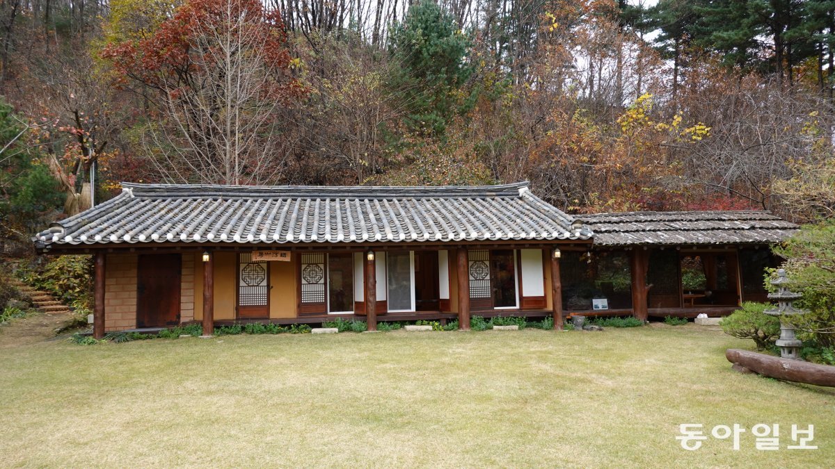 ‘오하산방’이란 현판이 달린 이곳은 오화 김상철 회장이 손님들을 맞이하는 곳이다.