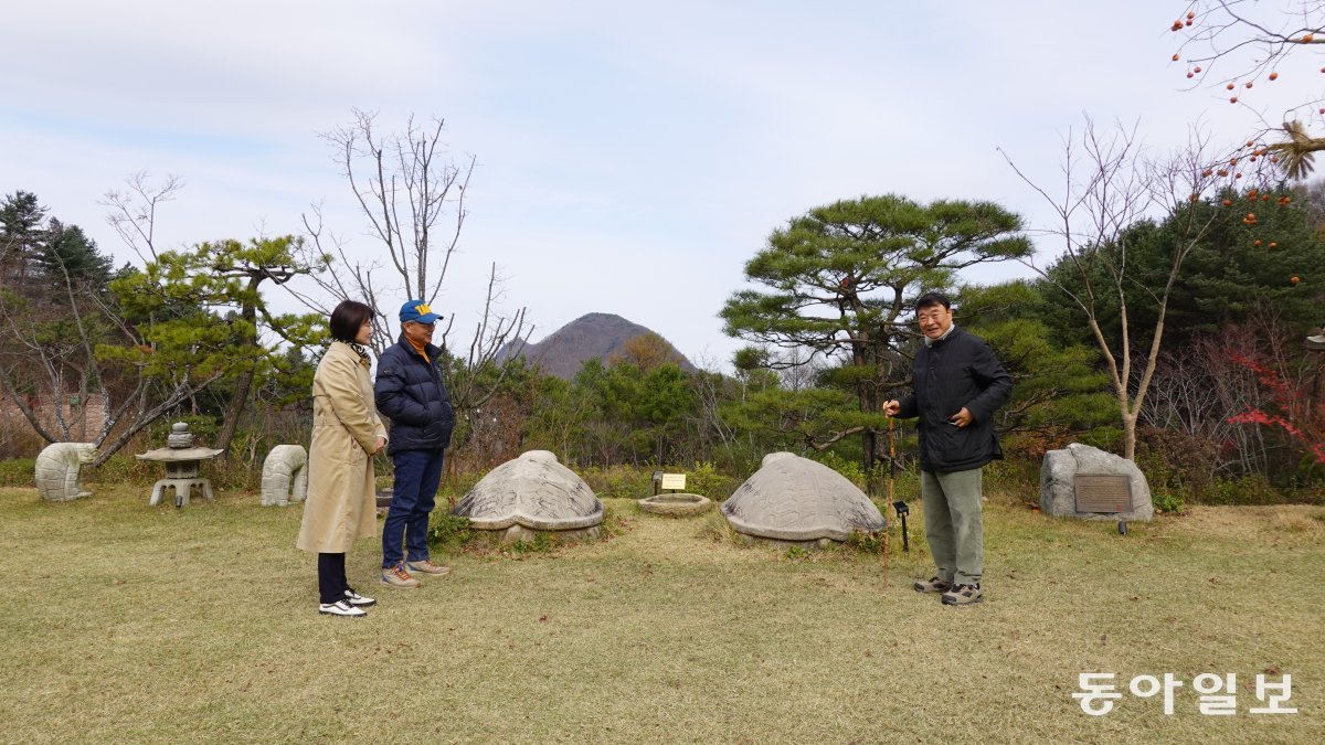 청리움 정원의 거북상 앞에서 보리산과 장락산(가운데 둥그런 산)의 관계에 대해 설명하고 있는 김상철 한컴그룹 회장.