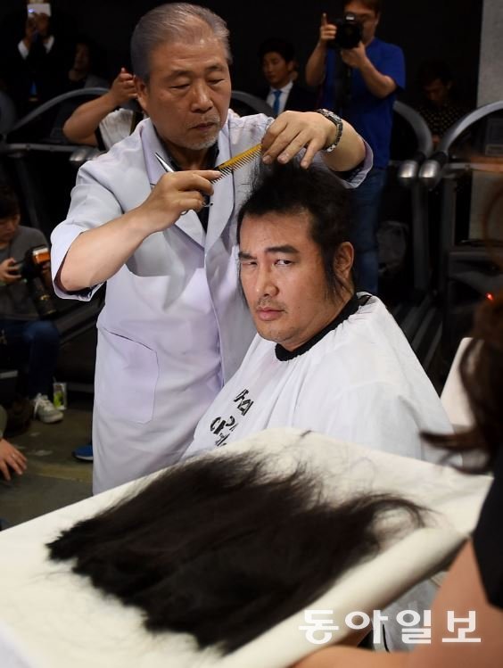 소아암 환아를 돕기 위해 오랫동안 기른 머리카락을 잘라 기부한 김보성. 그는 종합격투기 데뷔 무대를 치르며 파이트머니와 수익 등으로 8000만 원을 기부했다. 〈동아일보DB〉