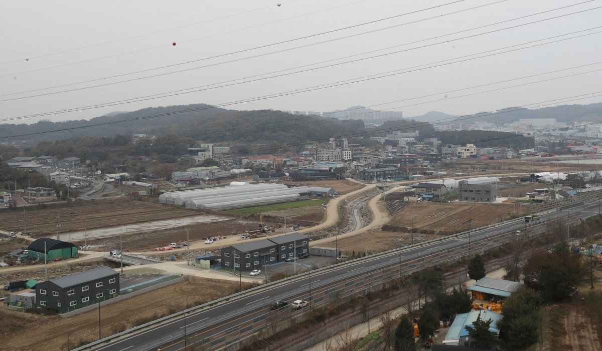 국토교통부가 신규 택지 후보지 선정 조건으로 새로 제시한 조건 4가지 가운데 주민과 지역자치단체의 협조 가능성은 매우 비중이 높은 조건이다. 사진은 이번에 신규 택지 후보지로 선정된 경기 오산 세교 3지구 전경이다. 이곳은 오산시가 세교 1.2지구와 합쳐 대규모 신도시로 개발을 추진해온 지역이다. 오산=뉴스1