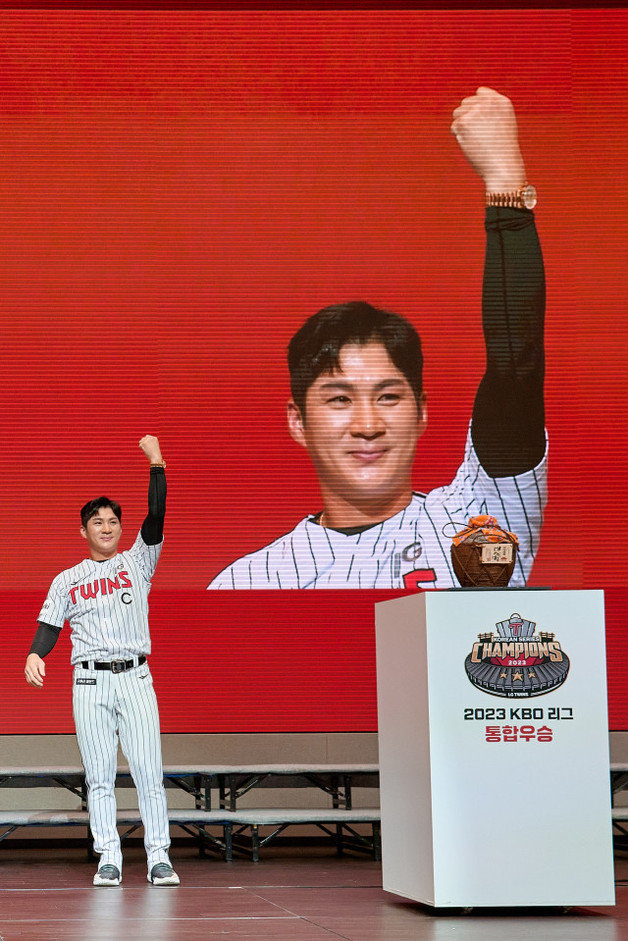 LG Twins held the 'LG Twins 2023 Korean Series Integrated Championship Commemoration Event' at the Magok LG Science Park Convergence Hall on the 17th.  Oh Ji-hwan, who won the Korean Series MVP, is posing while wearing a Rolex watch.  (provided by LG Twins)