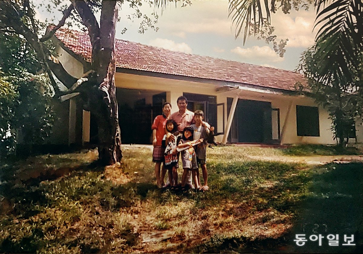 [나의 옛날이야기] ‘요즘 (젊은) 것들’은  연재 글마다 청년들이 직접 고른 옛 사진들을 싣고자 합니다. 자신의 얘기를 들려주며 그 시절을 들춰보는 ‘코너 속의 코너’입니다. 이혜인 디렉터가 보내준 첫 번째 사진은 1996년 스리랑카에서 아버지가 운영하던 공장 방갈로 앞에서 찍은 가족 모습입니다. 이 디렉터는 인터뷰 내내 부모님 포함 가족에 대한 감사함과 사랑을 자주 표현했는데요. 그런 다복함이 잘 묻어나는 것 같습니다. 사진 제공 이혜인 씨