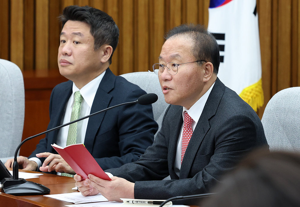 윤재옥 국민의힘 원내대표가 17일 오전 서울 여의도 국회에서 열린 원내대책회의에 참석해 발언을 하고 있다. 2023.11.17. 뉴시스